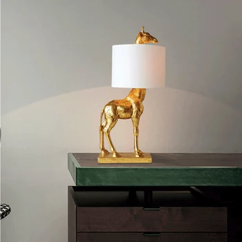 Ziemeļvalstu žirafe galda lampa radošās mākslas dzīvojamā istaba studiju guļamistabu mājas istabas dekori Kumodes lampas sveķu zelta baltu audumu, galda lampas