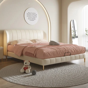 Luksusa ādas divguļamā gulta Ziemeļvalstu minimālisma moderno guļamistabā ir liela gulta krēms vējš